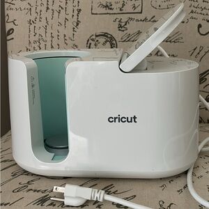 Cricut mug press hardly used